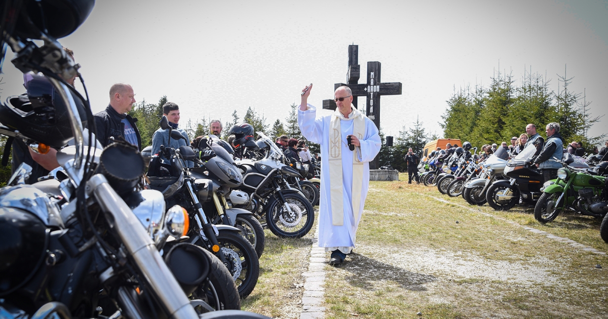 Áldás a motorosokra – a biztonságos és udvarias országúti jelenlétért