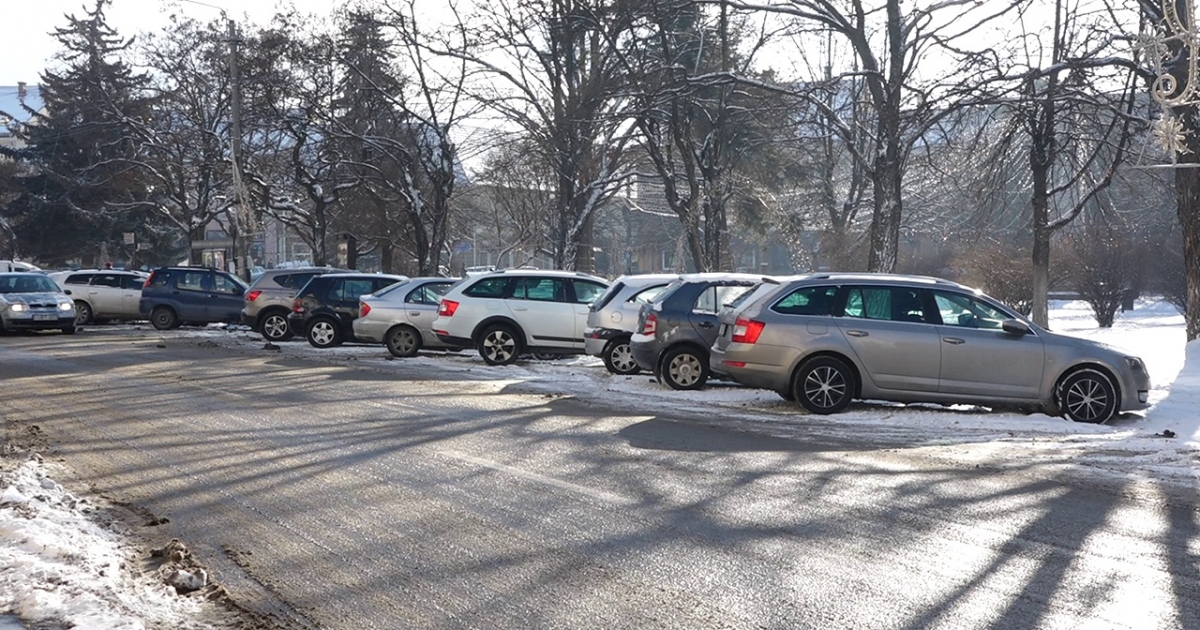 Büntetik a tilosban parkolókat és a tilosba hajtókat Gyergyószentmiklóson