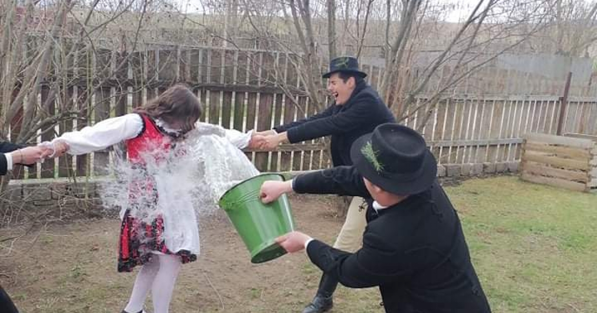 Hagyományőrző locsolkodás Csíkszentkirályon