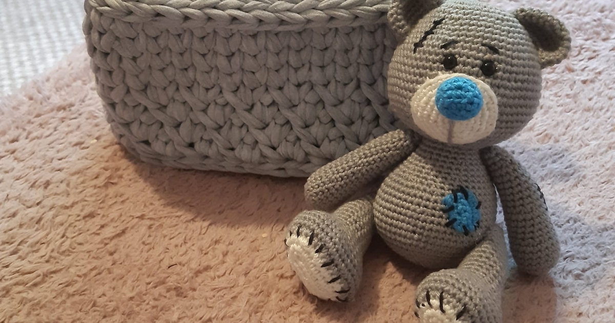 Horgolótű és színes fonalak