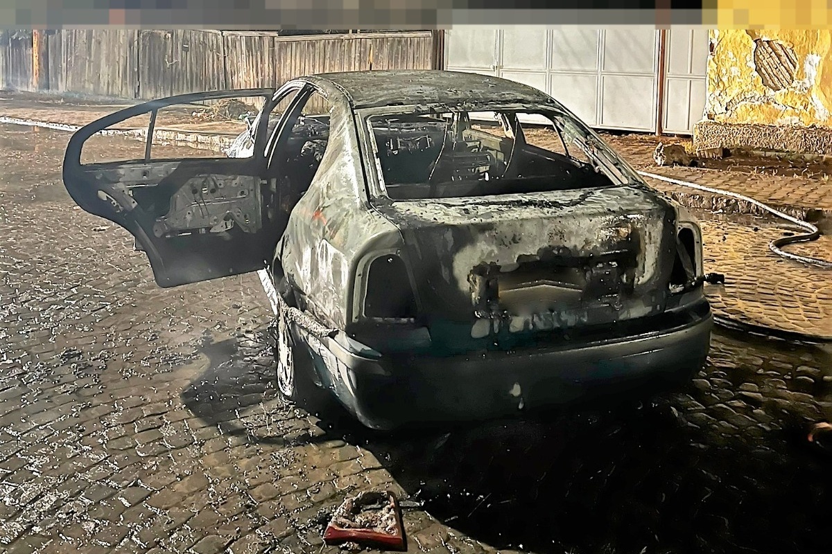 Felgyújtottak egy autót Gyergyóban, mert az elállta egy udvar bejáratát