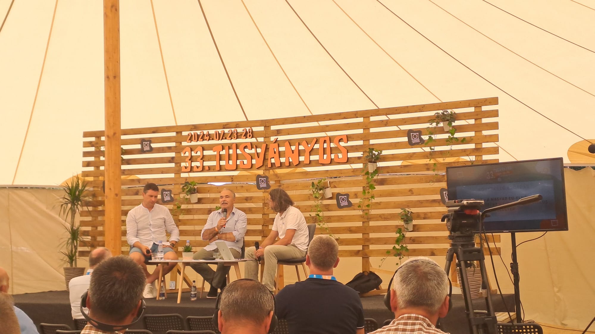 Felhőszakadás miatt félbeszakadt Tusványoson az egyik pódiumbeszélgetés Felhőszakadás miatt félbeszakadt Tusványoson az egyik pódiumbeszélgetés