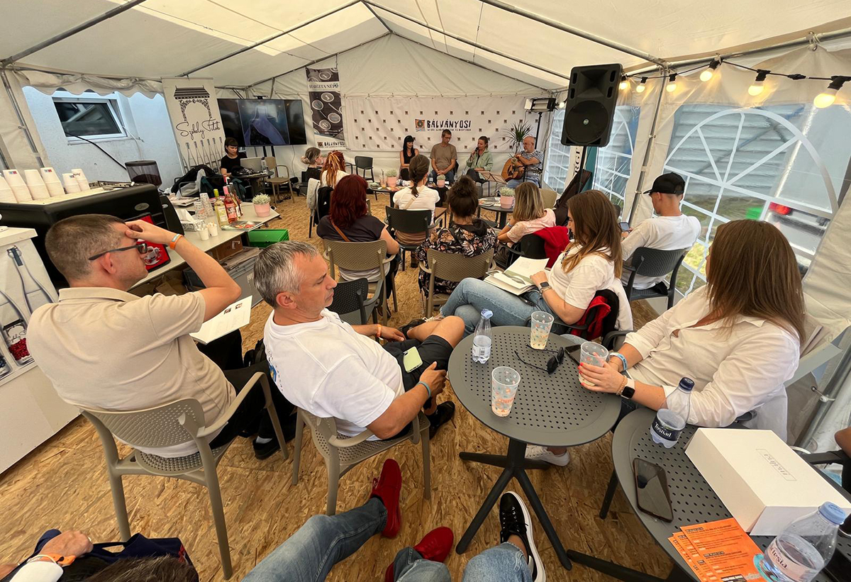 Tábori könyvbemutató Tábori könyvbemutató