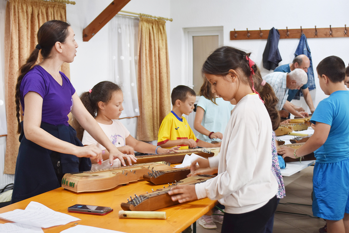 Reneszánszát éli a citera és a pásztorfurulya Reneszánszát éli a citera és a pásztorfurulya