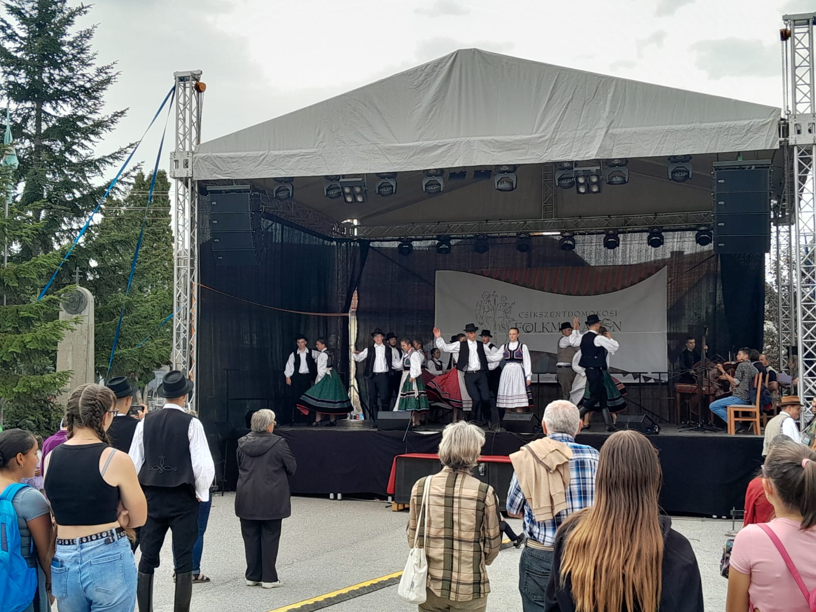 Hagyományok felelevenítése jövőbe tekintéssel Hagyományok felelevenítése jövőbe tekintéssel