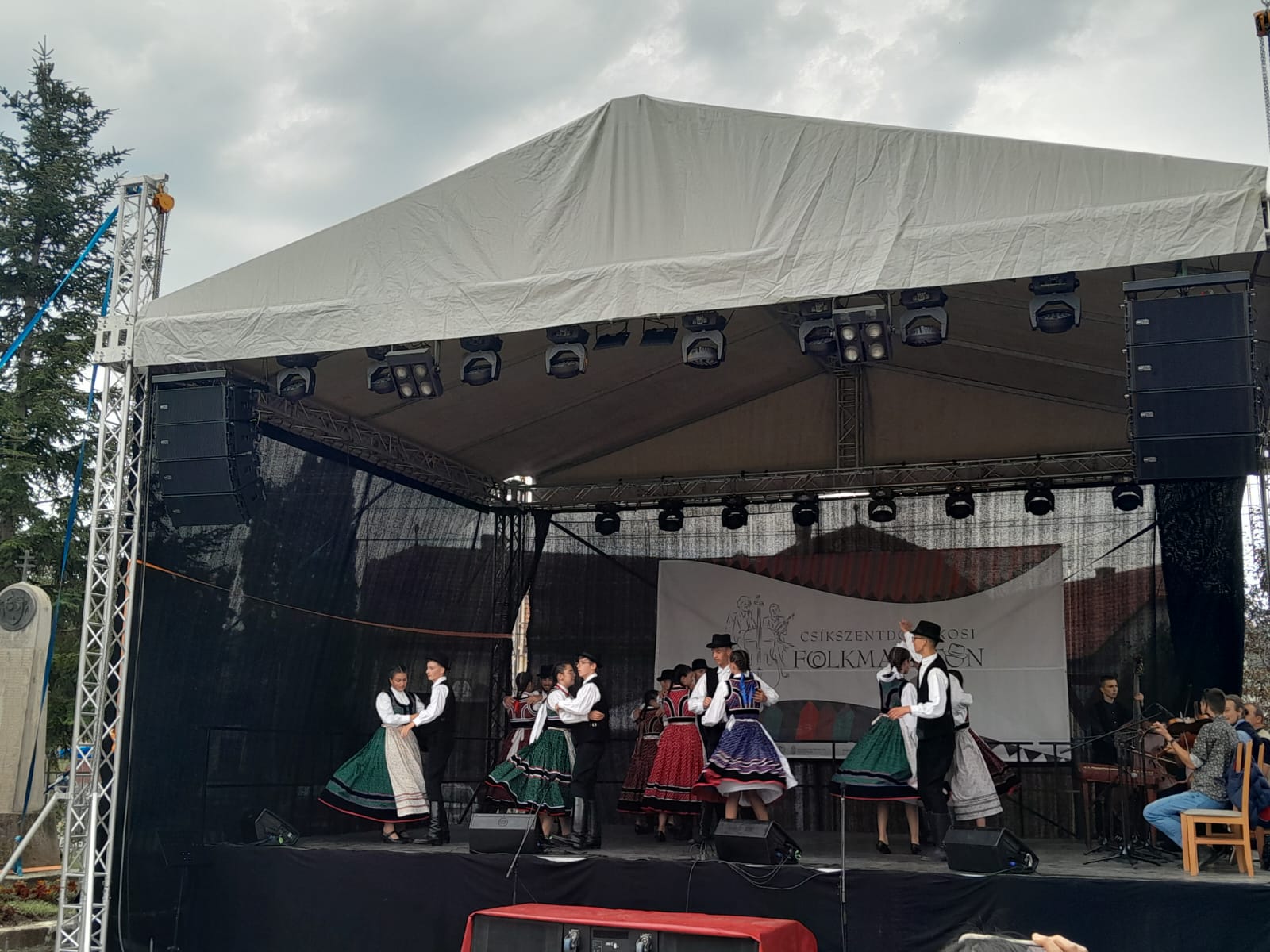 Hagyományok felelevenítése jövőbe tekintéssel Hagyományok felelevenítése jövőbe tekintéssel