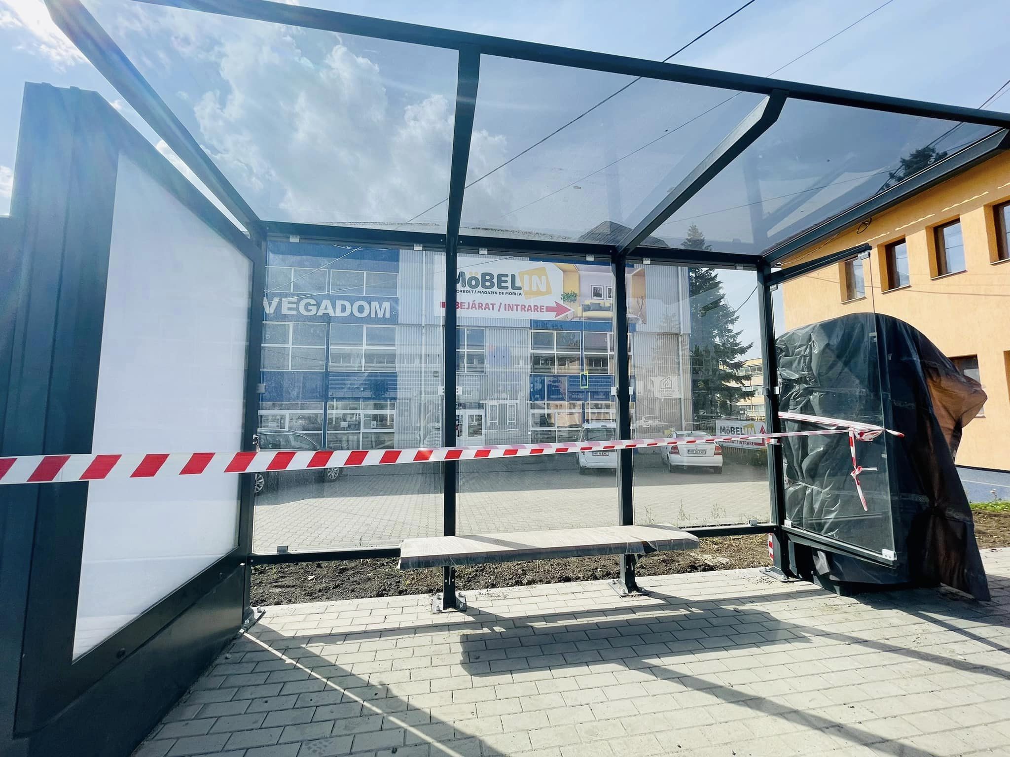 Csíkszereda: új buszmegállókat helyeztek ki a Hargita utcában