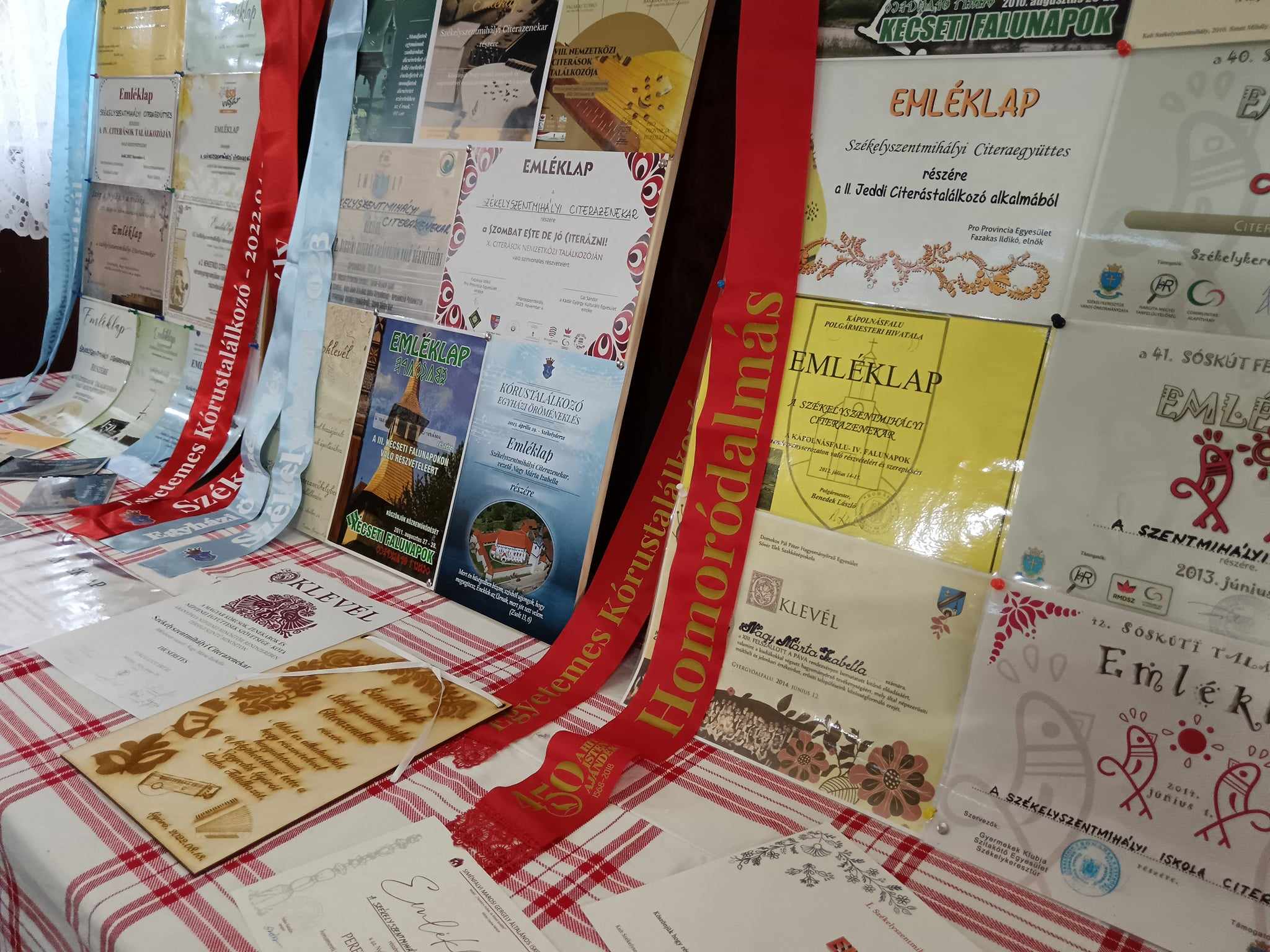 Tizenöt éve pendülnek egy húron Tizenöt éve pendülnek egy húron