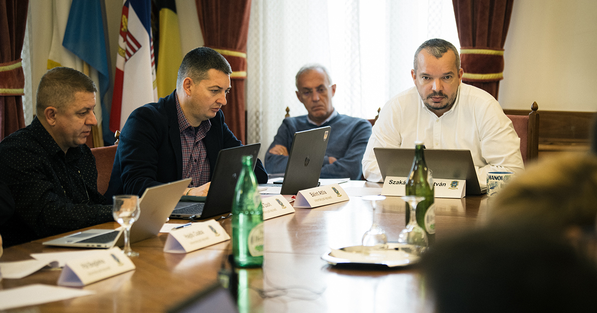 Közvilágítás korszerűsítéséről és digitális fejlesztésekről döntöttek a székelyudvarhelyi tanácsülésen Közvilágítás korszerűsítéséről és digitális fejlesztésekről döntöttek a székelyudvarhelyi tanácsülésen