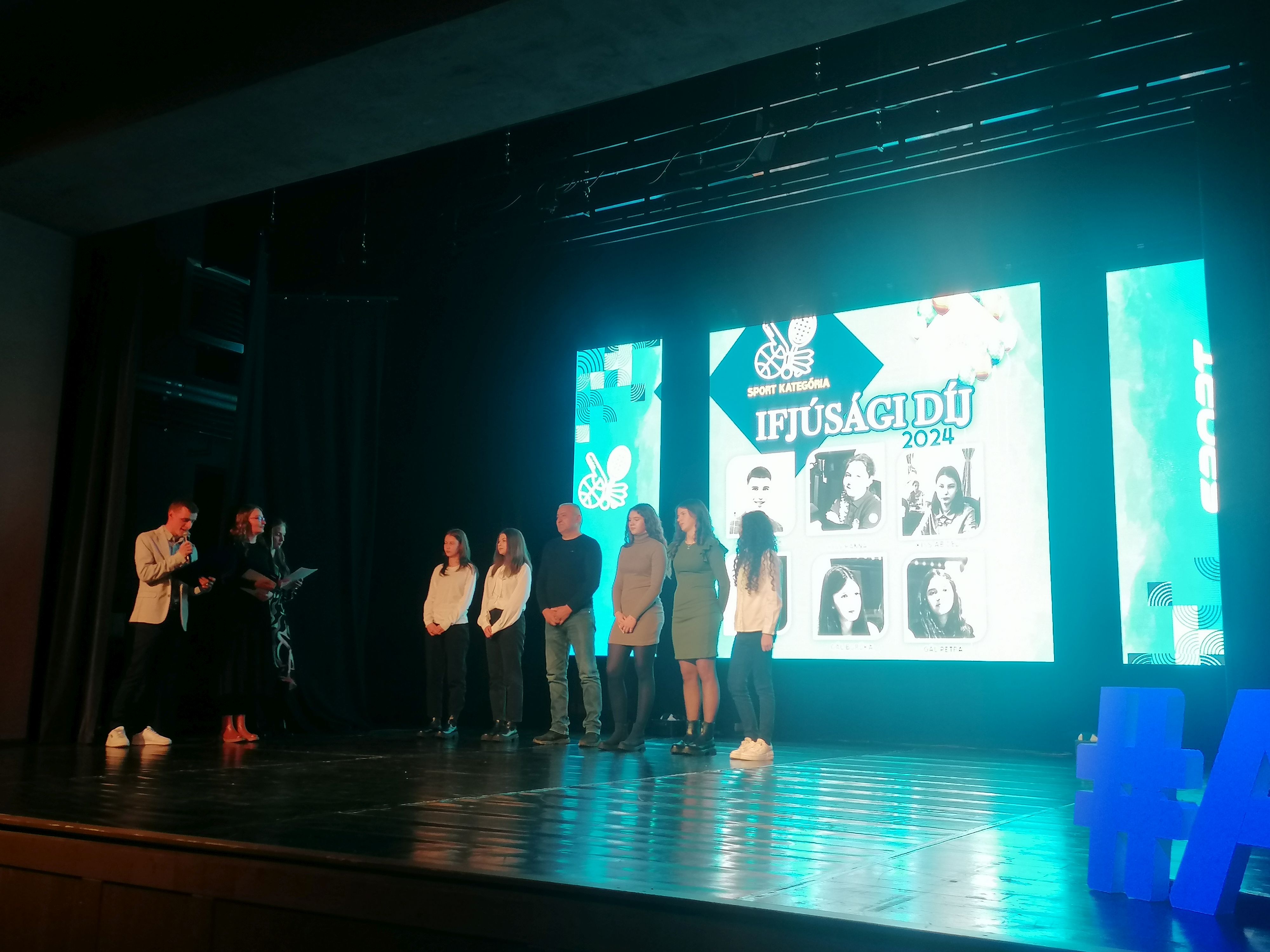 Ünnepelt a gyergyóalfalvi fiatalság. Díjeső a legjobbaknak