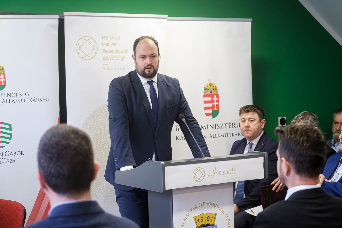 A magyar fiatalság megerősítését és felemelését szolgálja