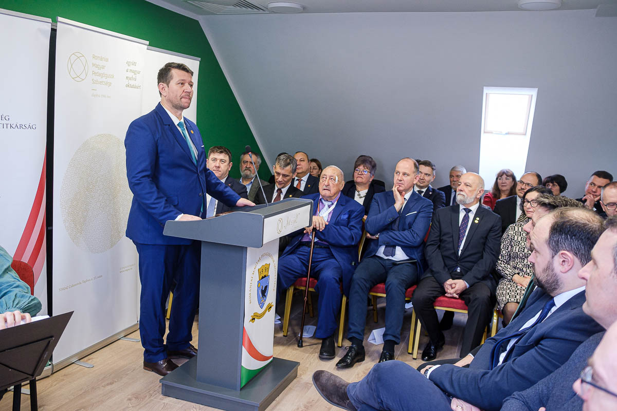 A magyar fiatalság megerősítését és felemelését szolgálja