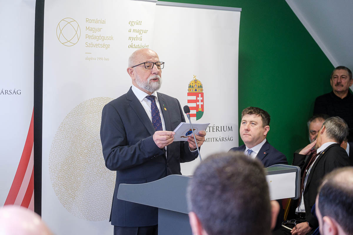 A magyar fiatalság megerősítését és felemelését szolgálja