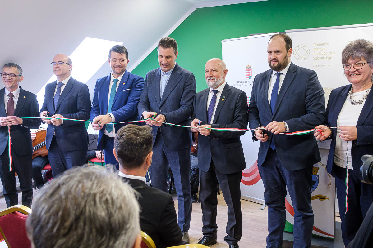 A magyar fiatalság megerősítését és felemelését szolgálja