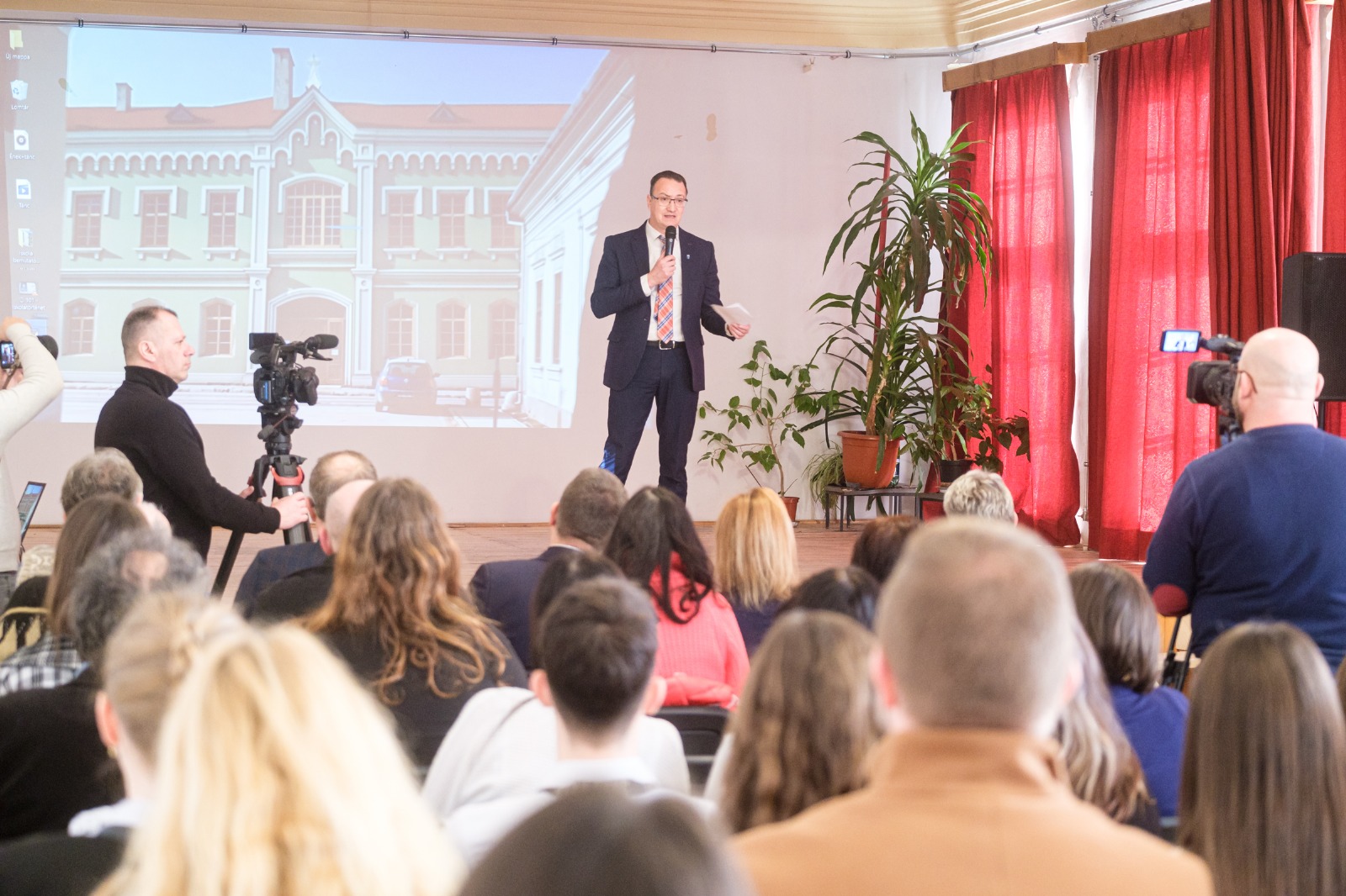 Tovább szépül Gyergyószentmiklós első iskolája Tovább szépül Gyergyószentmiklós első iskolája
