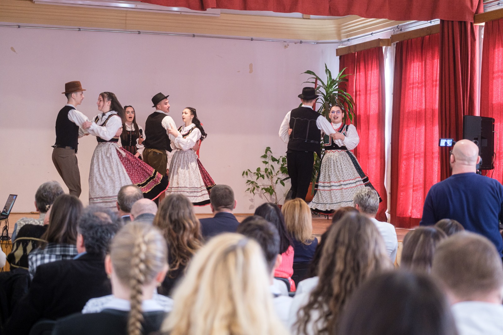 Tovább szépül Gyergyószentmiklós első iskolája Tovább szépül Gyergyószentmiklós első iskolája