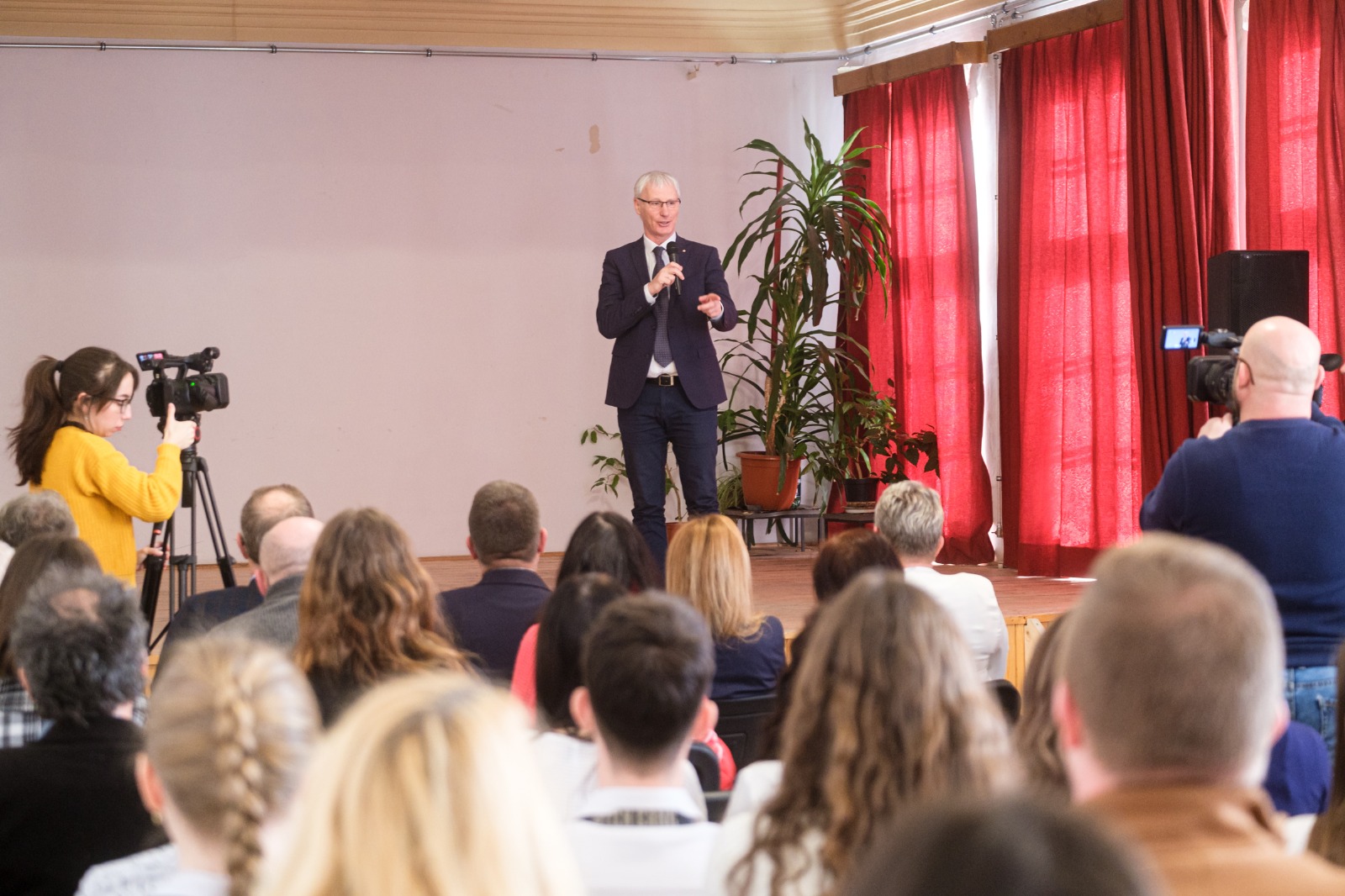 Tovább szépül Gyergyószentmiklós első iskolája Tovább szépül Gyergyószentmiklós első iskolája