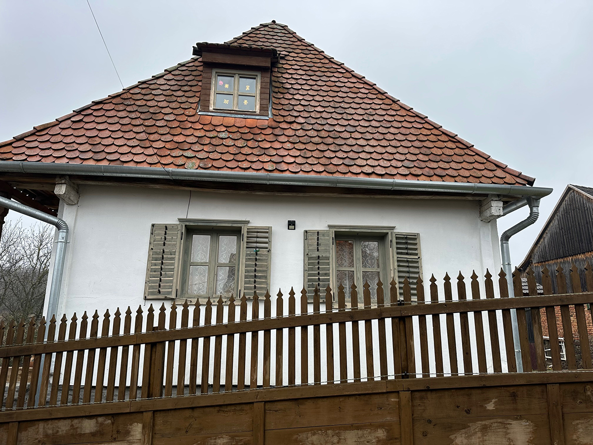 Budapestről Énlakára – Alapjaitól újította fel egy család a több mint százéves székely parasztházat Budapestről Énlakára – Alapjaitól újította fel egy család a több mint százéves székely parasztházat