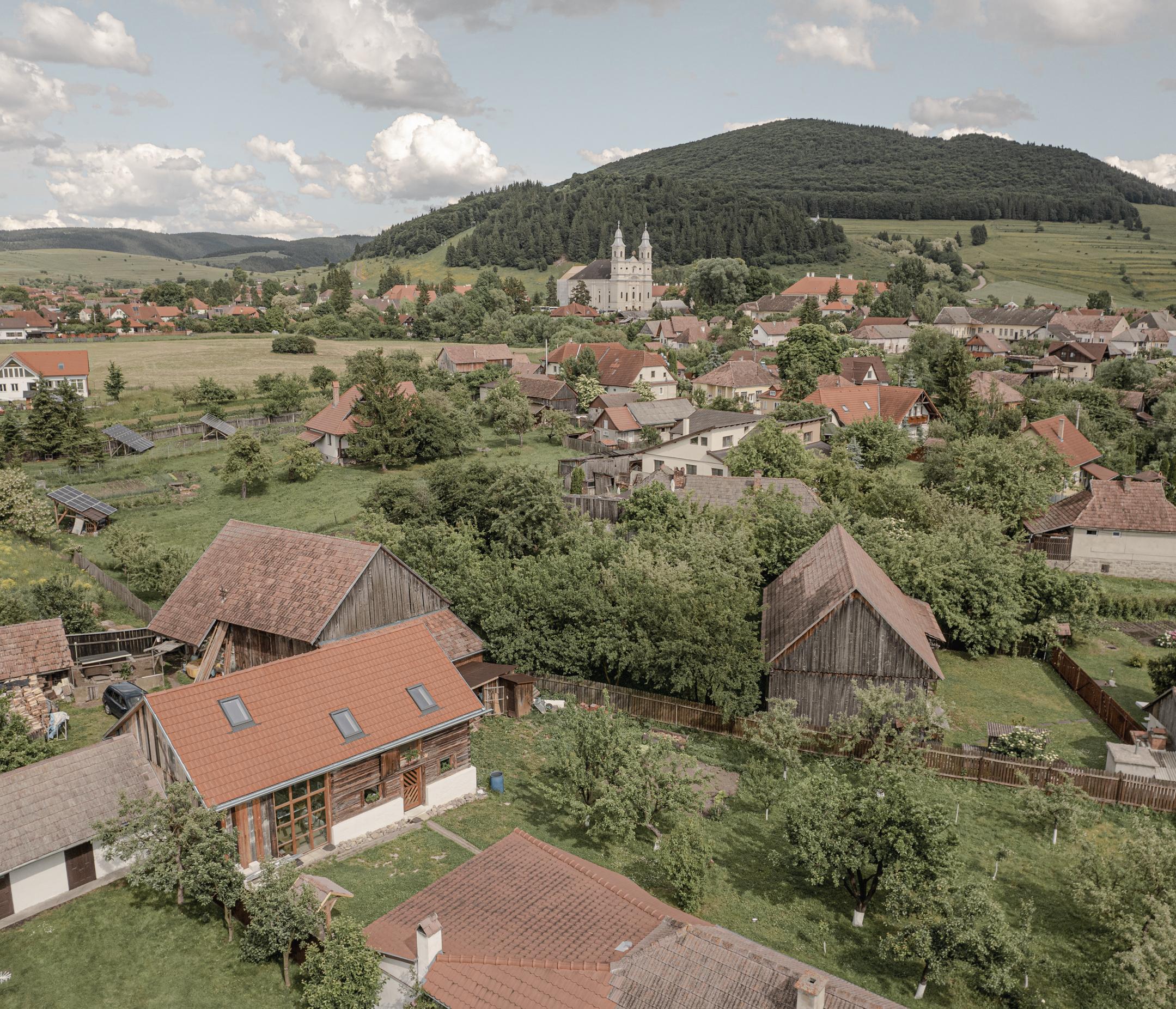 Az ötvenes évekből a 21. századba: csűrből többfunkciós otthon Csíksomlyón Az ötvenes évekből a 21. századba: csűrből többfunkciós otthon Csíksomlyón