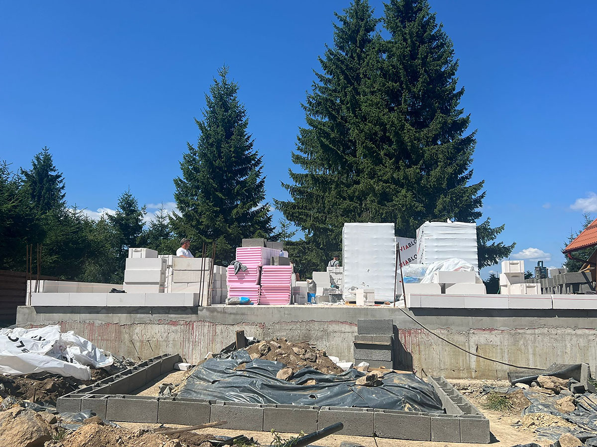 Késik a kápolna építése