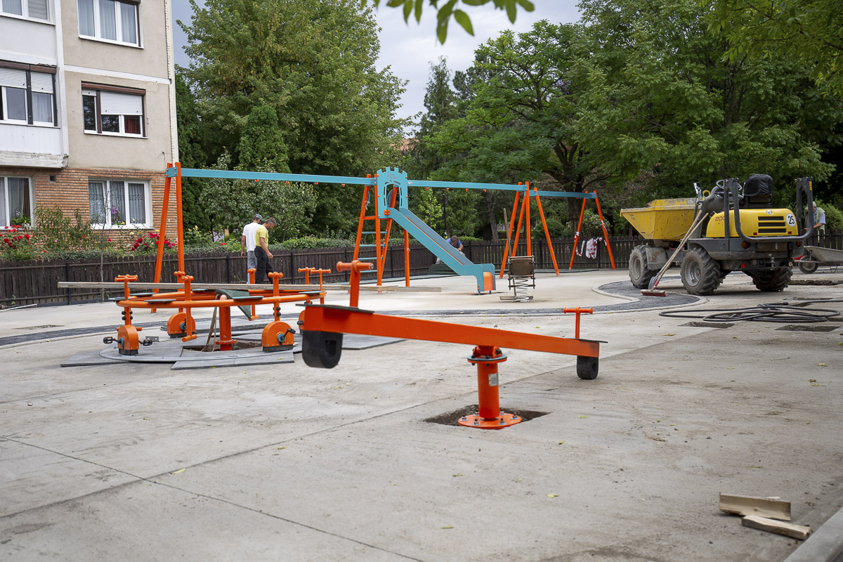 Biciklis körhinta és pókhálós iglu a láthatáron