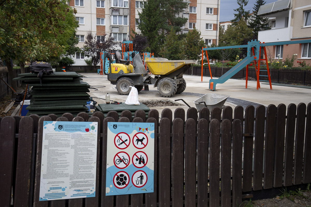 Biciklis körhinta és pókhálós iglu a láthatáron