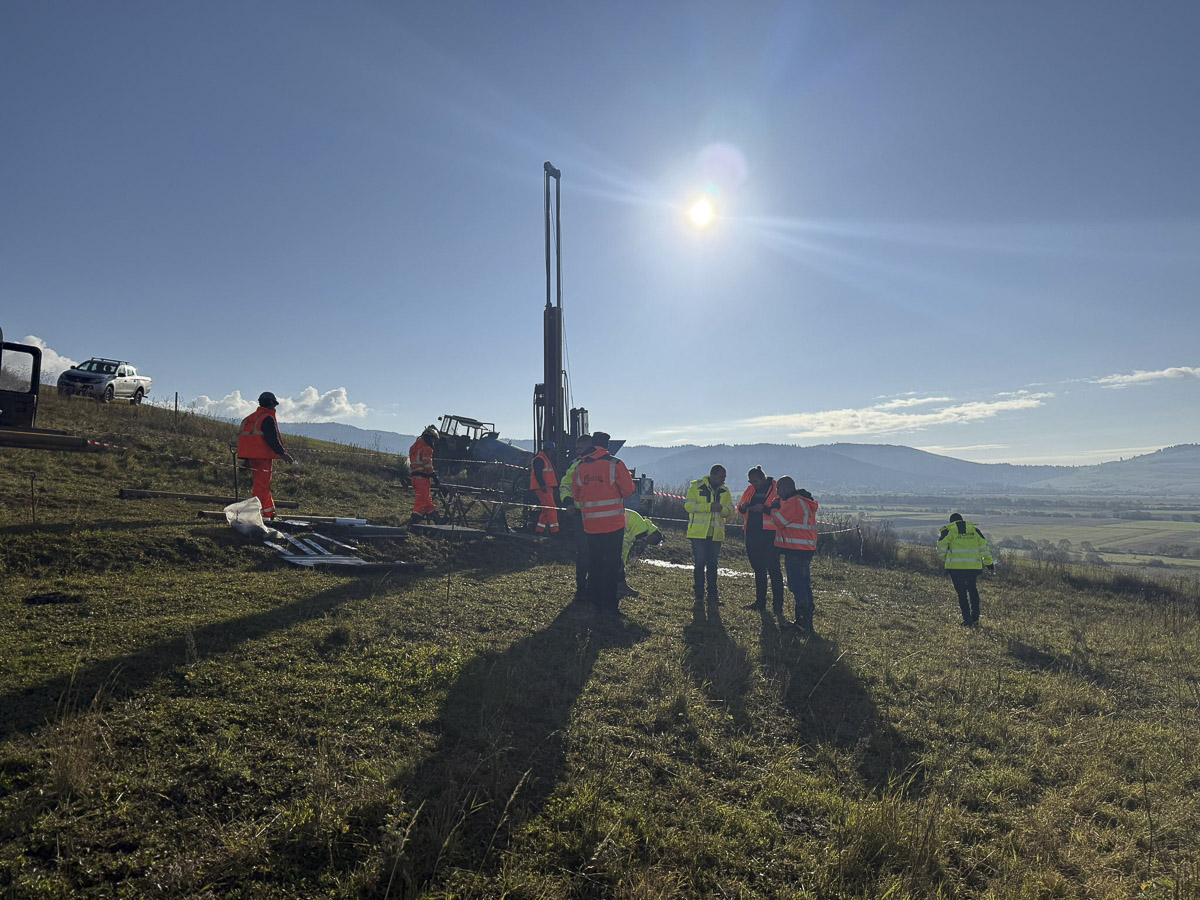 Autópálya-építés: elkezdték a geotechnikai fúrásokat és az archeológiai feltárást Ditróban