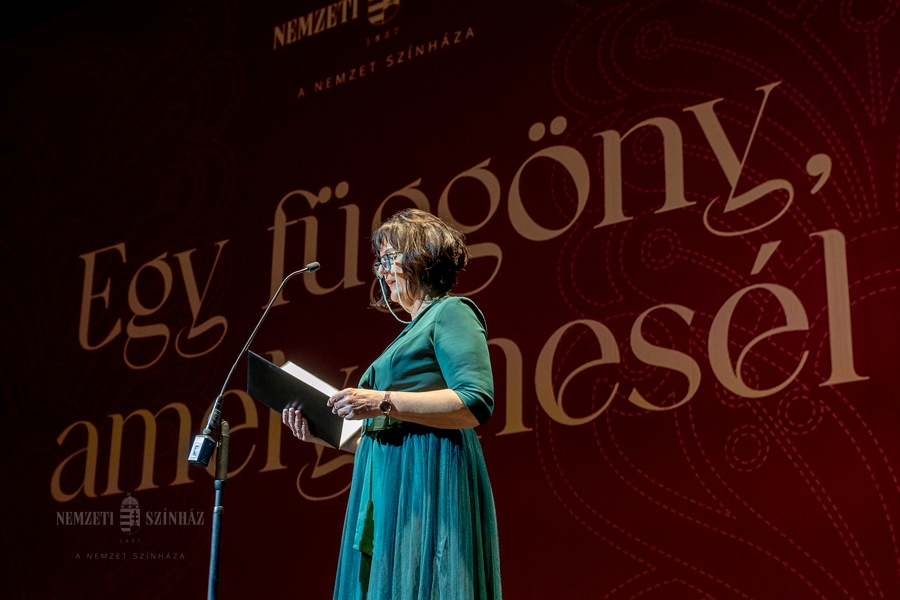 Díszfüggöny a magyar kultúra szálaiból Díszfüggöny a magyar kultúra szálaiból