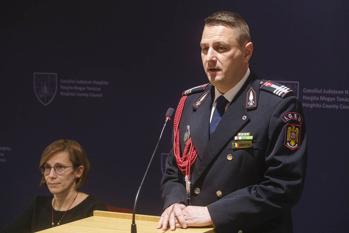 Tűzoltókat és világbajnok sportolókat díjaztak Hargita Megye Tanácsa évzáró ülésén Tűzoltókat és világbajnok sportolókat díjaztak Hargita Megye Tanácsa évzáró ülésén