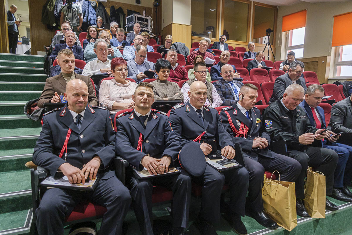 Tűzoltókat és világbajnok sportolókat díjaztak Hargita Megye Tanácsa évzáró ülésén Tűzoltókat és világbajnok sportolókat díjaztak Hargita Megye Tanácsa évzáró ülésén