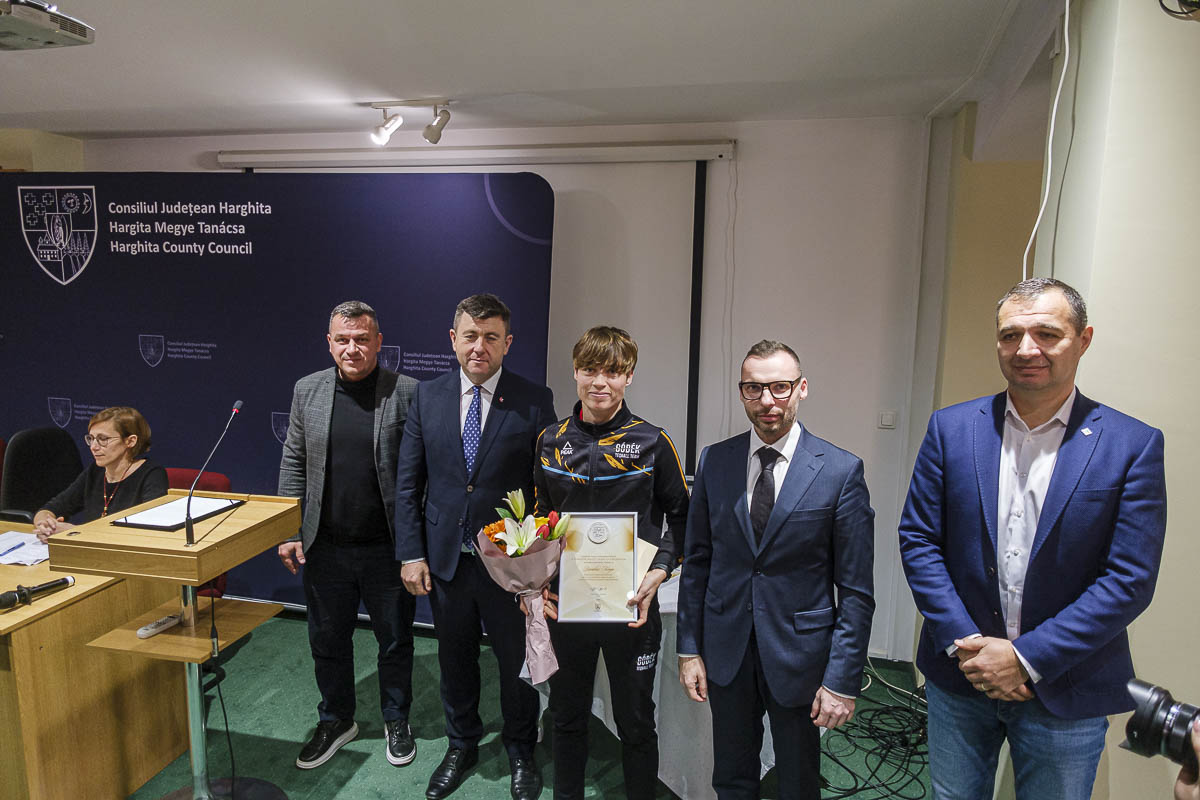Tűzoltókat és világbajnok sportolókat díjaztak Hargita Megye Tanácsa évzáró ülésén Tűzoltókat és világbajnok sportolókat díjaztak Hargita Megye Tanácsa évzáró ülésén