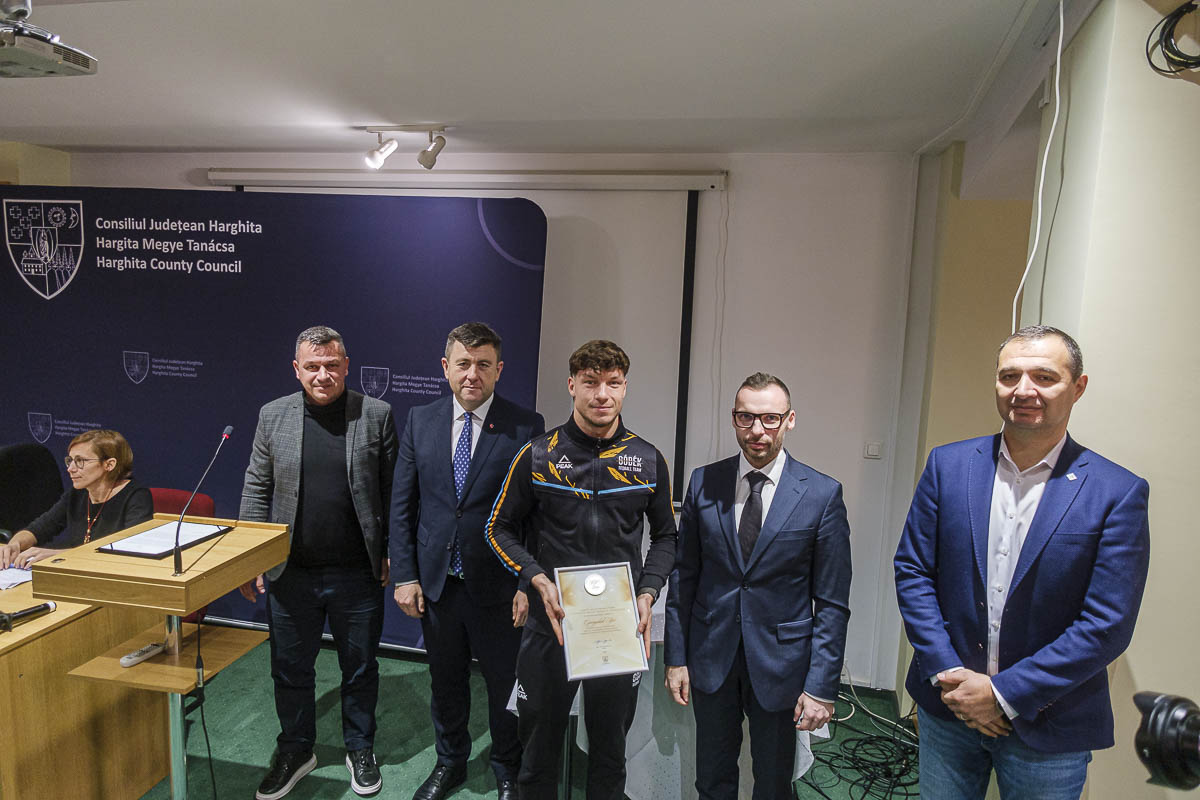 Tűzoltókat és világbajnok sportolókat díjaztak Hargita Megye Tanácsa évzáró ülésén Tűzoltókat és világbajnok sportolókat díjaztak Hargita Megye Tanácsa évzáró ülésén