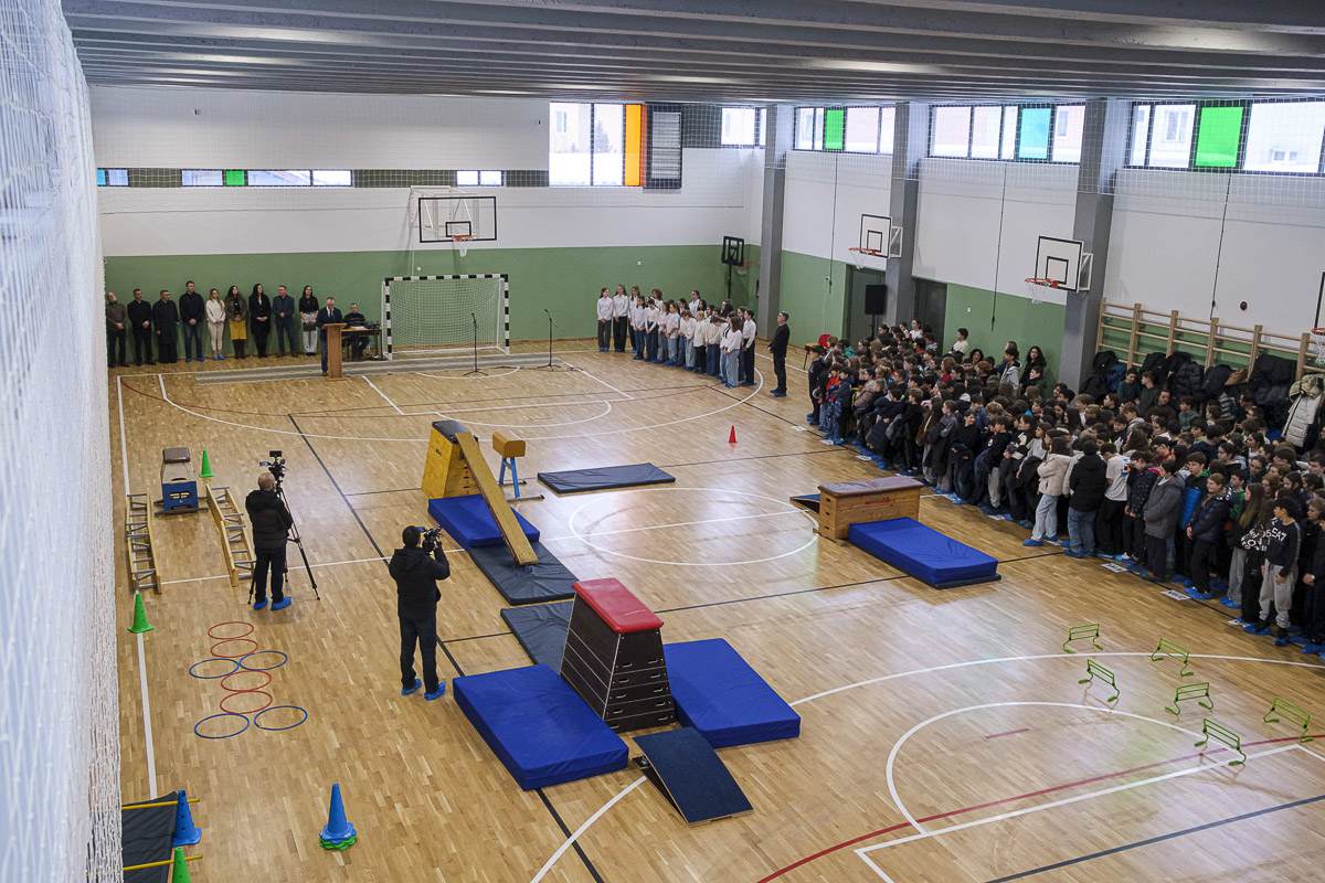 Régi iskola 21. századi tornateremmel