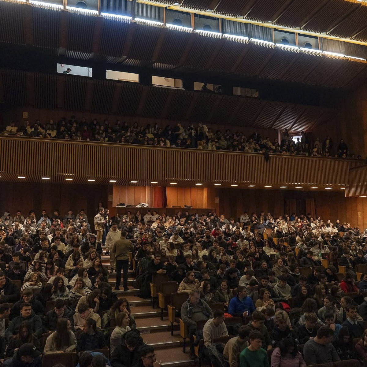Telt házas konferencia