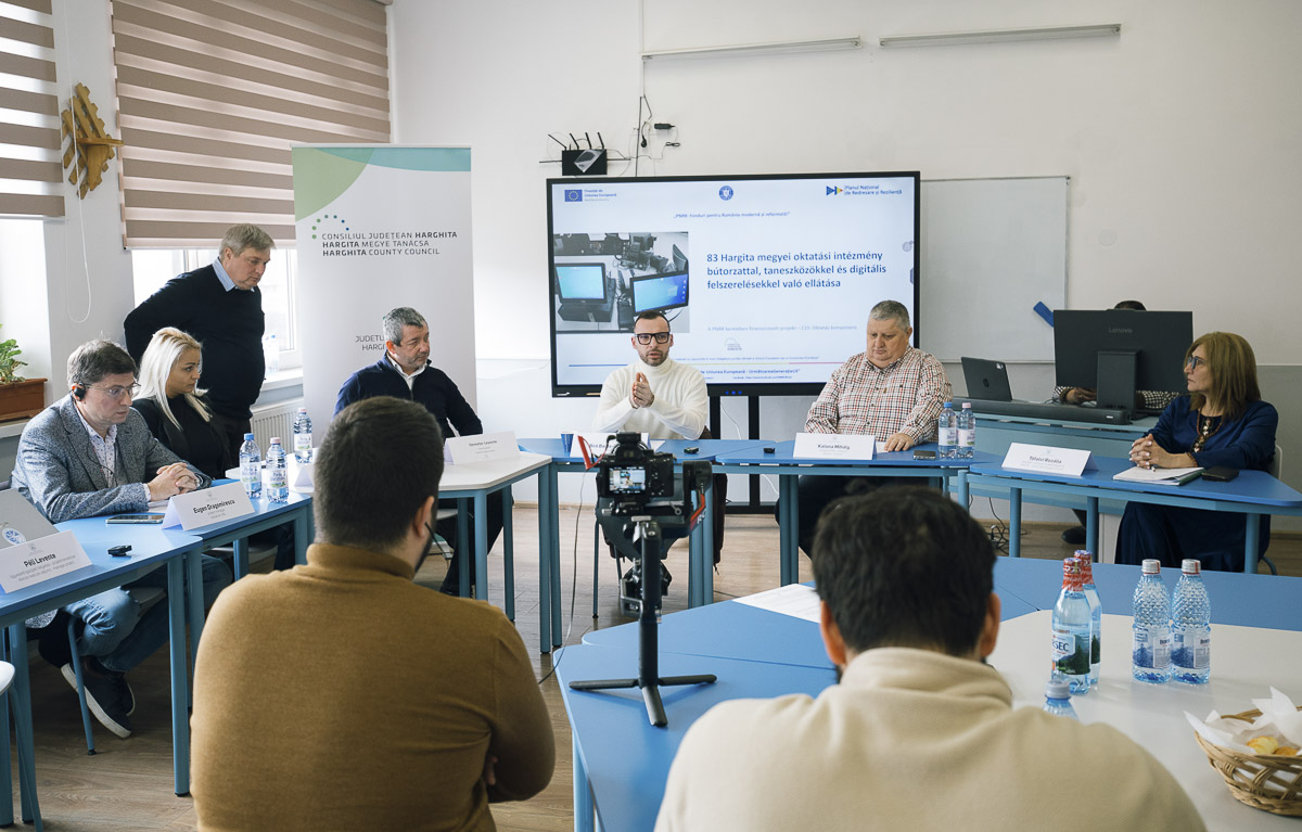 Iskolafejlesztési nagyüzem: beruházás a jövőnkbe Iskolafejlesztési nagyüzem: beruházás a jövőnkbe