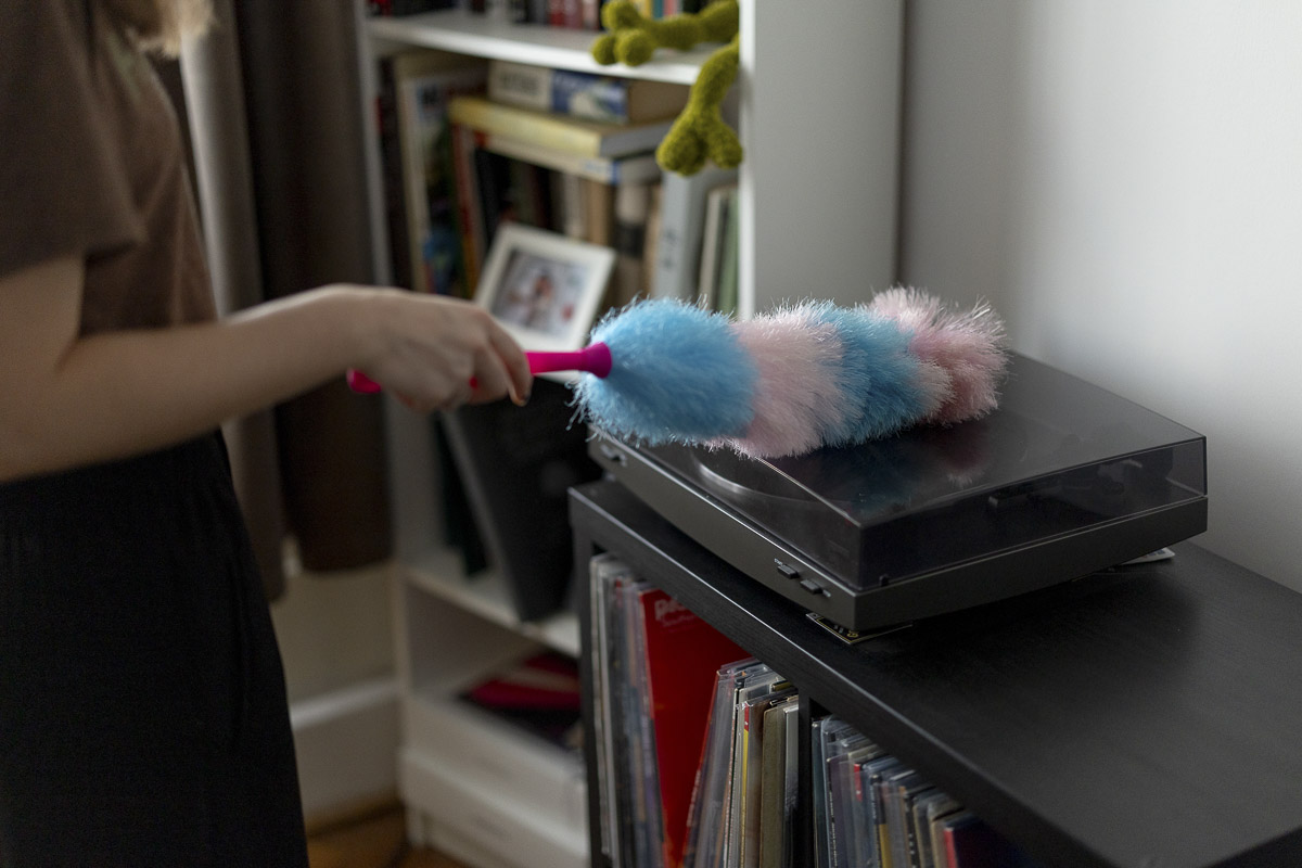 Feketemunka a tiszta otthonok hátterében