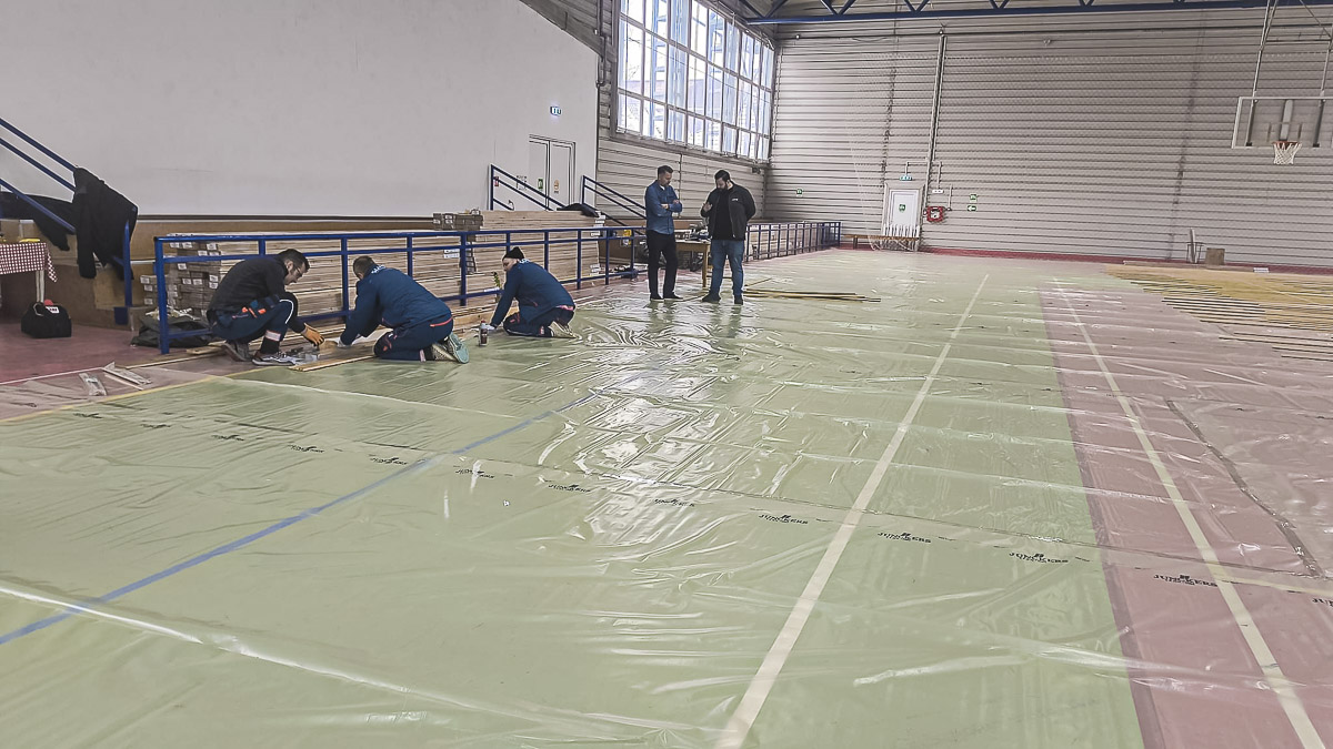 Parkettával borítják a játékfelületet