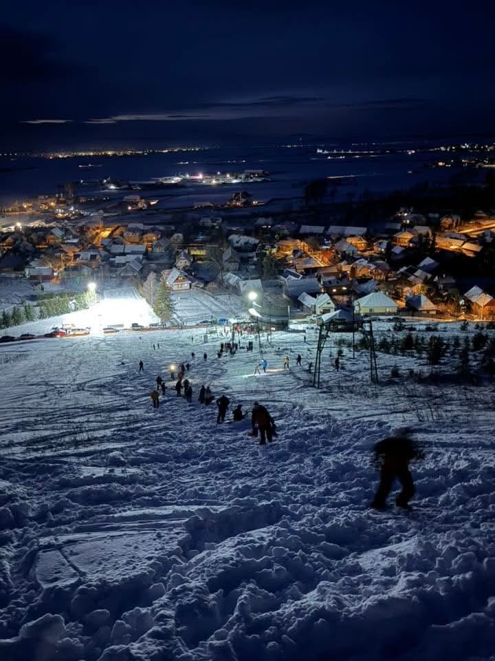 Közös csúszás a Kissomlyón a sípályáért