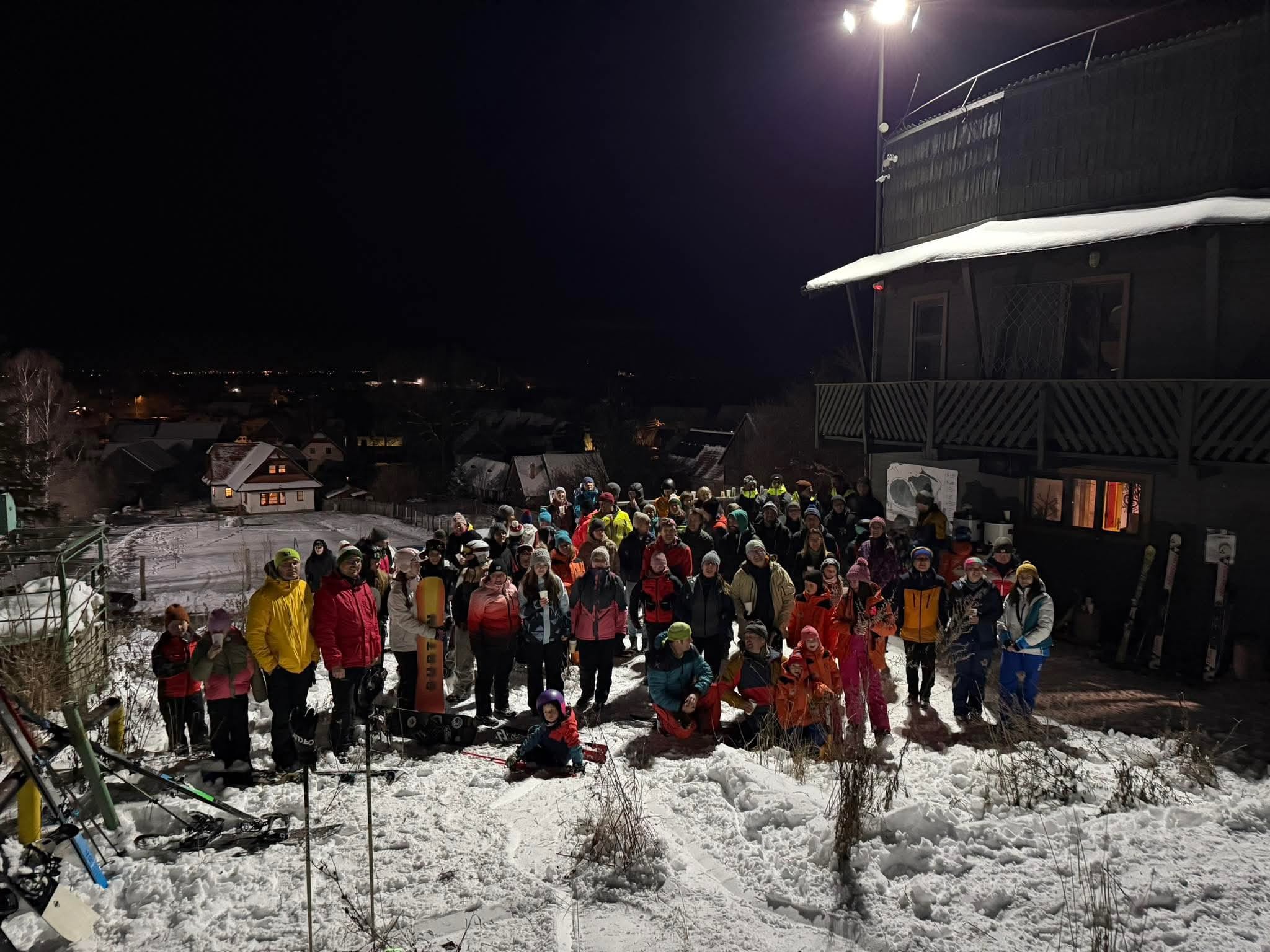 Közös csúszás a Kissomlyón a sípályáért