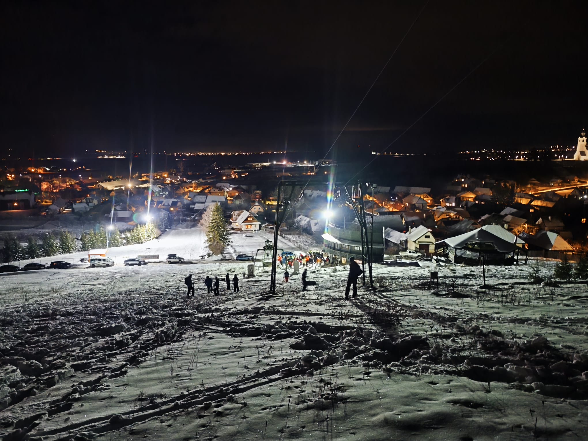Közös csúszás a Kissomlyón a sípályáért