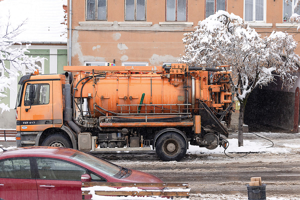 Illegális szennyvíztárolók és eldugult vezetékek a városközpontban