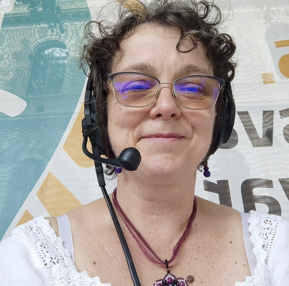 Hangok mögött: rádió és közösség