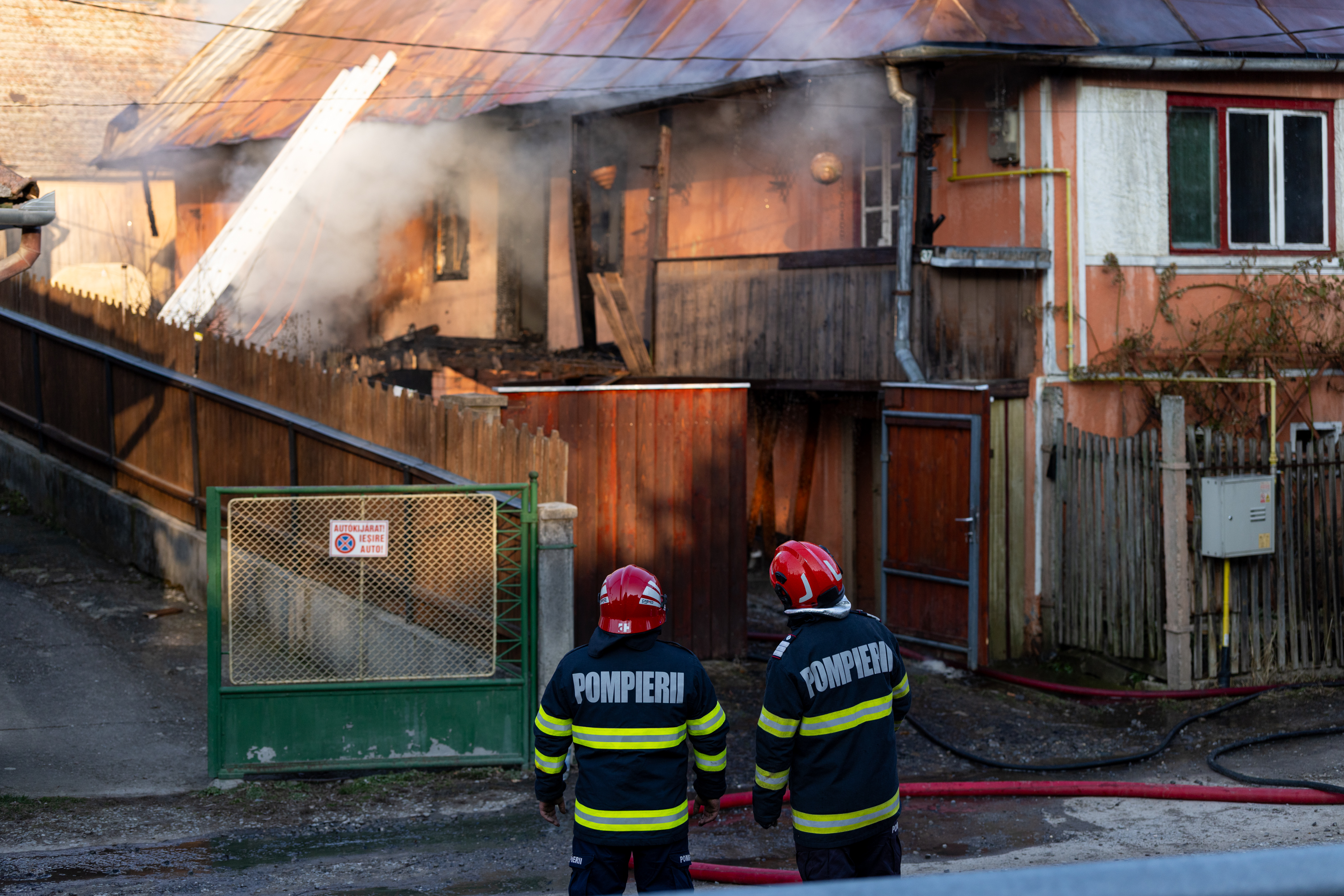 Kigyulladt a tető, megsérült a tulajdonos Kigyulladt a tető, megsérült a tulajdonos