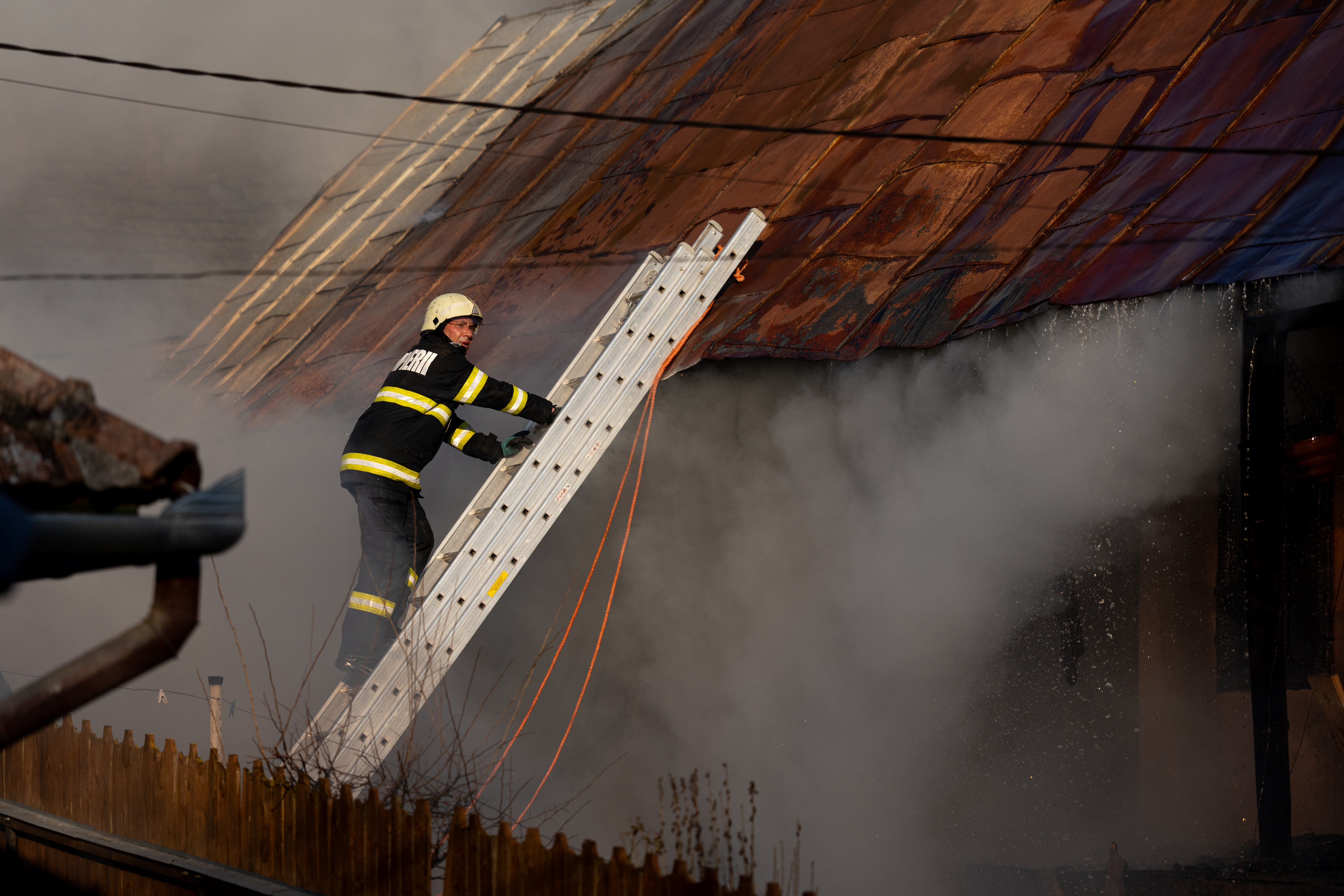 Kigyulladt a tető, megsérült a tulajdonos Kigyulladt a tető, megsérült a tulajdonos
