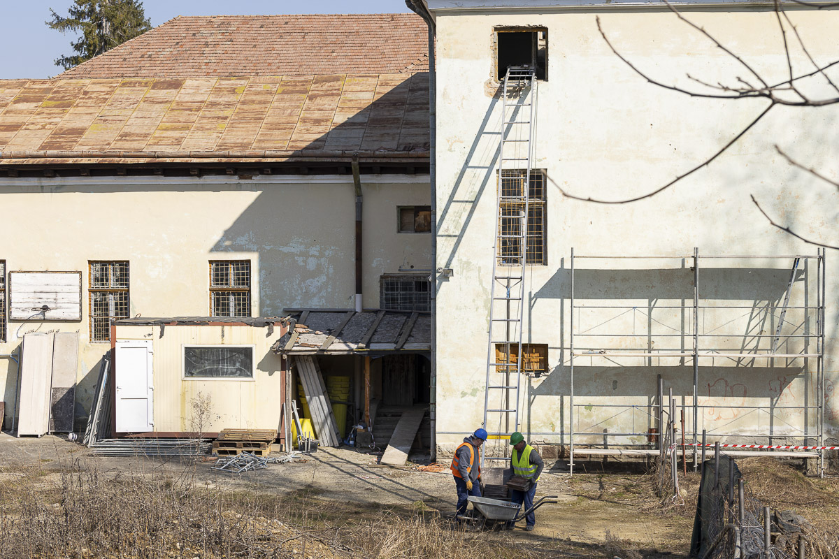 Bontják a károsodott épületrészt