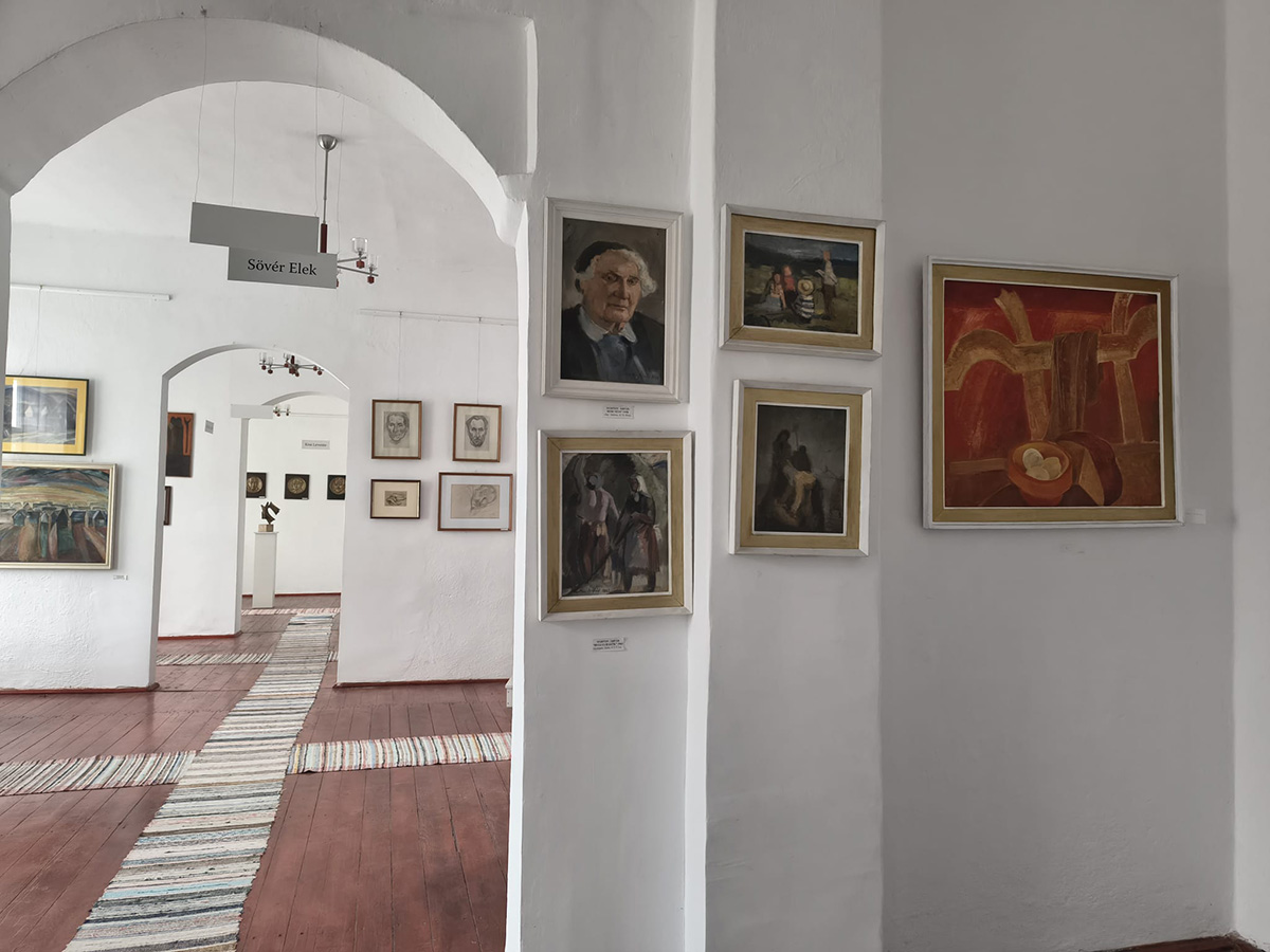 Ahol István pap térdet hajt