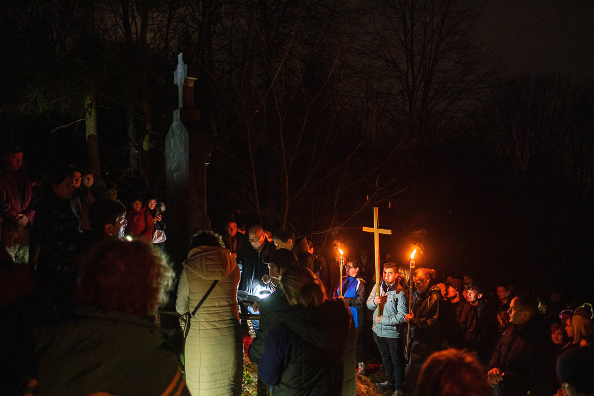 Százak jártak hajnali keresztutat Csíksomlyón