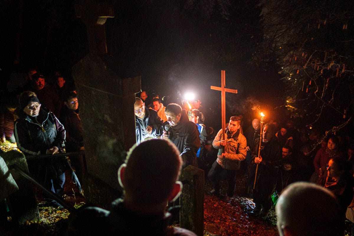 Százak jártak hajnali keresztutat Csíksomlyón