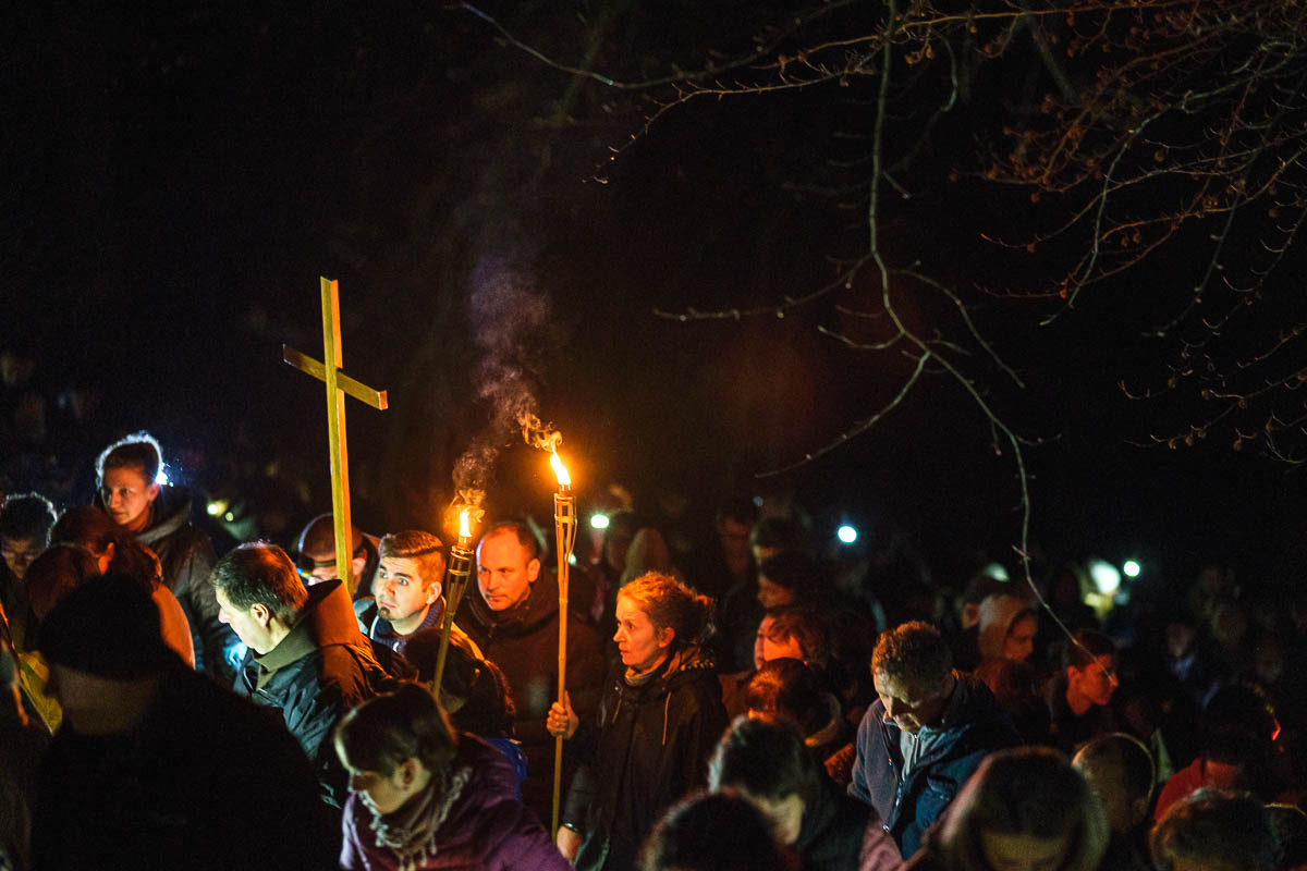 Százak jártak hajnali keresztutat Csíksomlyón