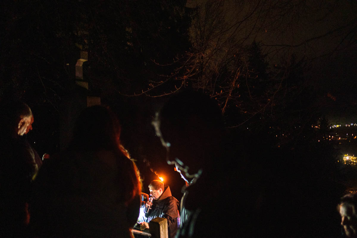 Százak jártak hajnali keresztutat Csíksomlyón